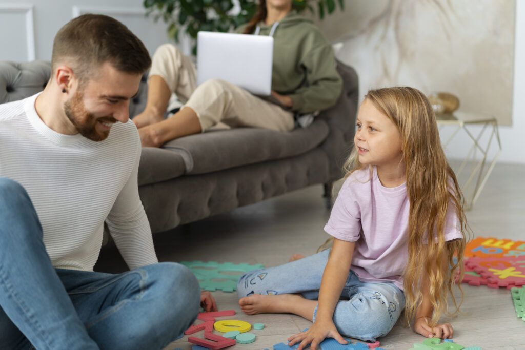 Un padre jugando del post de jugar como niños